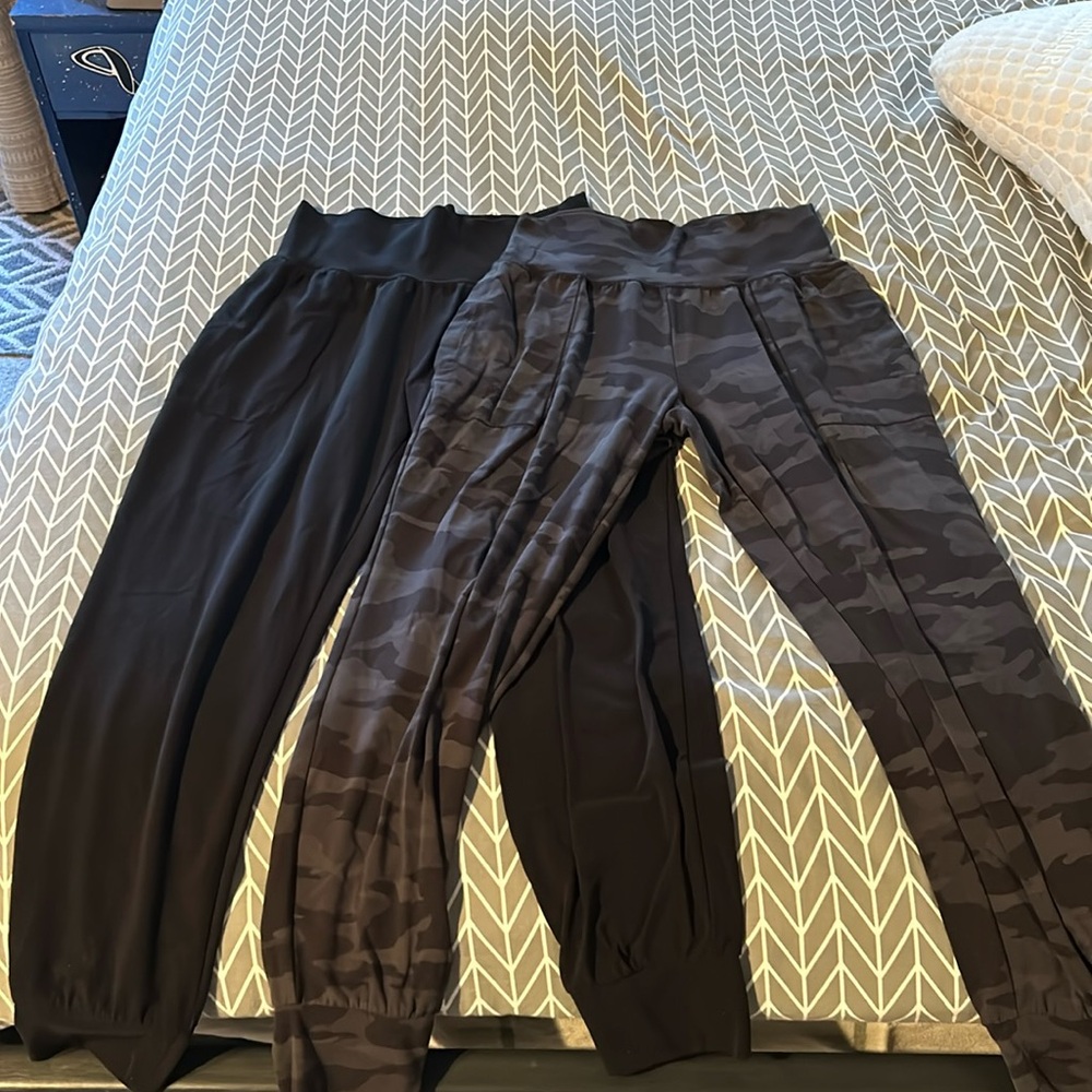!Two! Athleta Salutation Joggers, camo and black, size small